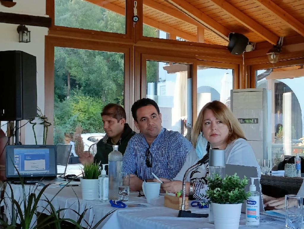 Spyros Kellidis ja Liana Papaterpou istuvat kokouspöydän ääressä ja esittelevät Enterprise Europe Networkin toimintaa.