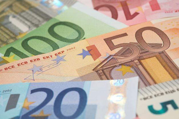 Euron seteleitä pinossa.