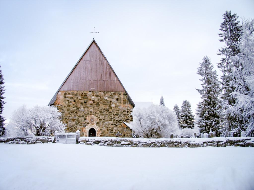 Isonkyrön vanha kirkko kuulaassa talvimaisemassa