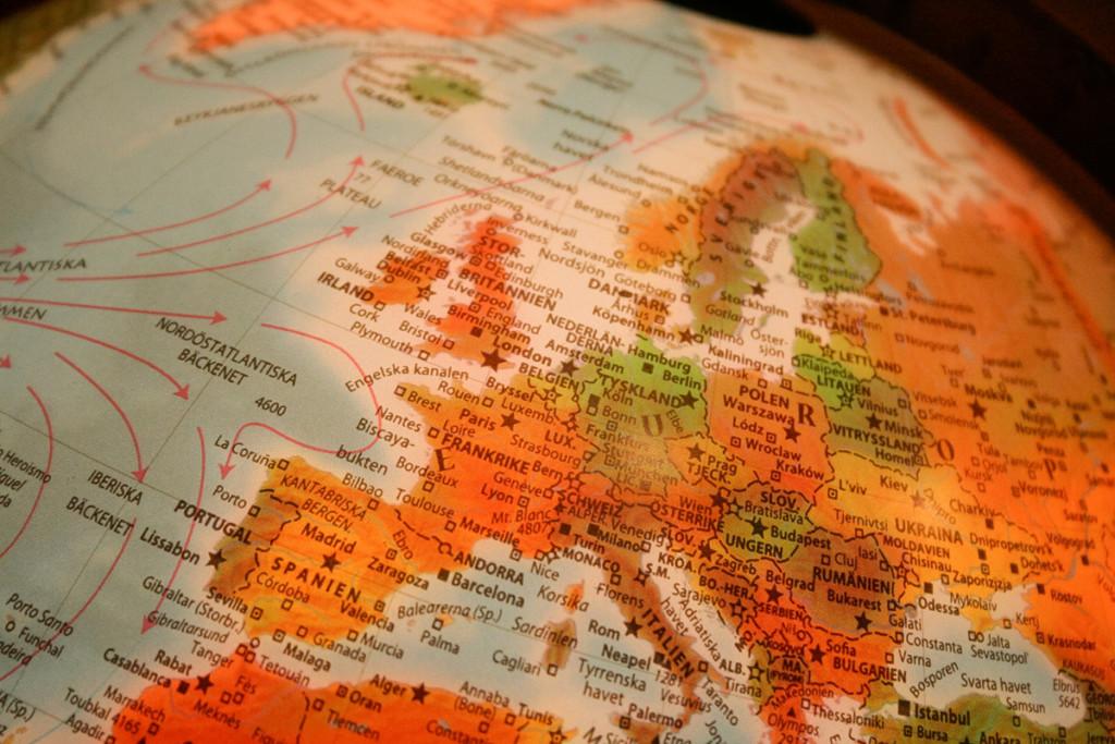 Karttapallo, josta on näkyvissä Euroopan maat.