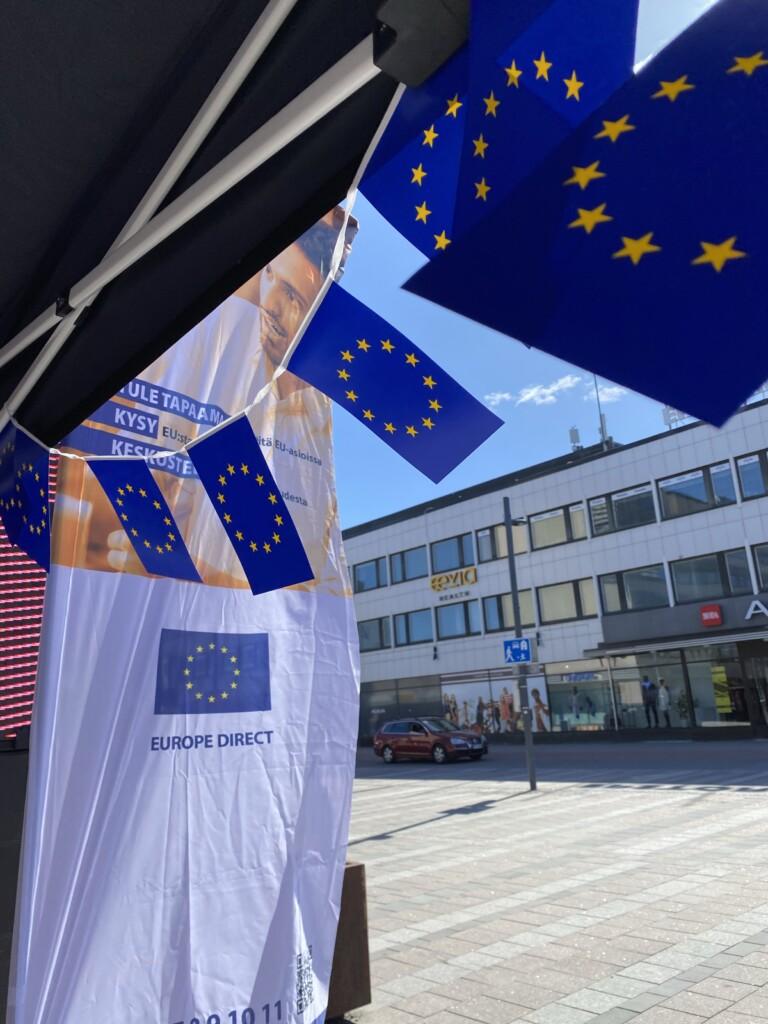 EU-tietokeskuksen telttapisteellä lepattaa EU-lippuviiri ja Europe Direct -beach flag.
