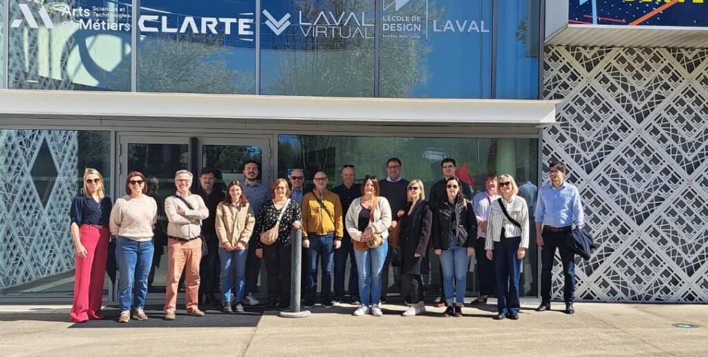 Kuvassa hankekumppanit vierailemassa Laval Virtual -messuilla