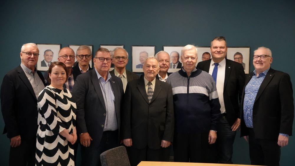 Ryhmäkuva Etelä-Pohjanmaan liiton historiikkivideosarjan haastatelluista.