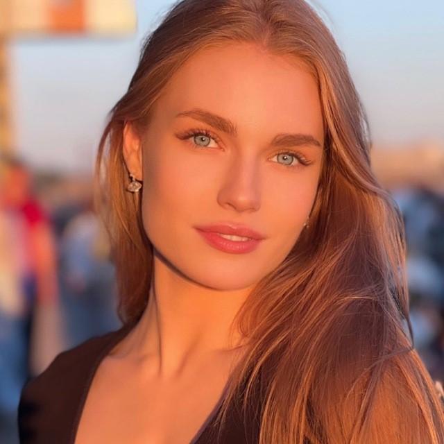 Nuori nainen katsoo kameraan.
A young woman looks at the camera.