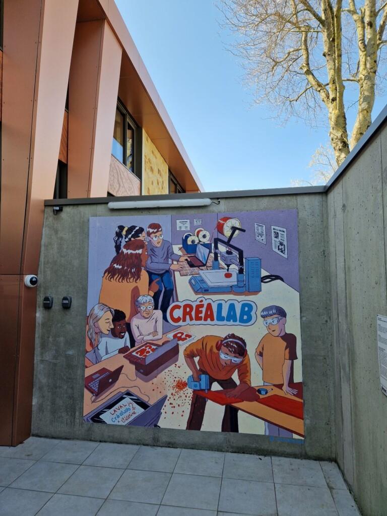 Seinämaalaus, jossa teksti "CreaLab."
