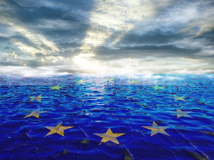 EU-lippu veteen heijastettuna.