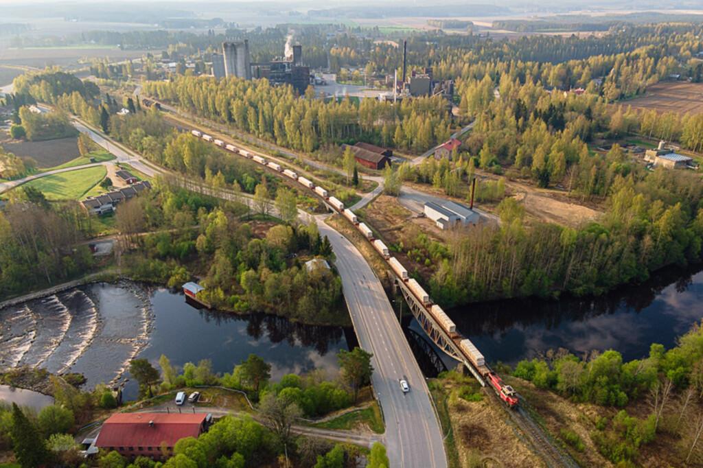 Tavarajuna ylittämässä siltaa, ilmakuva.