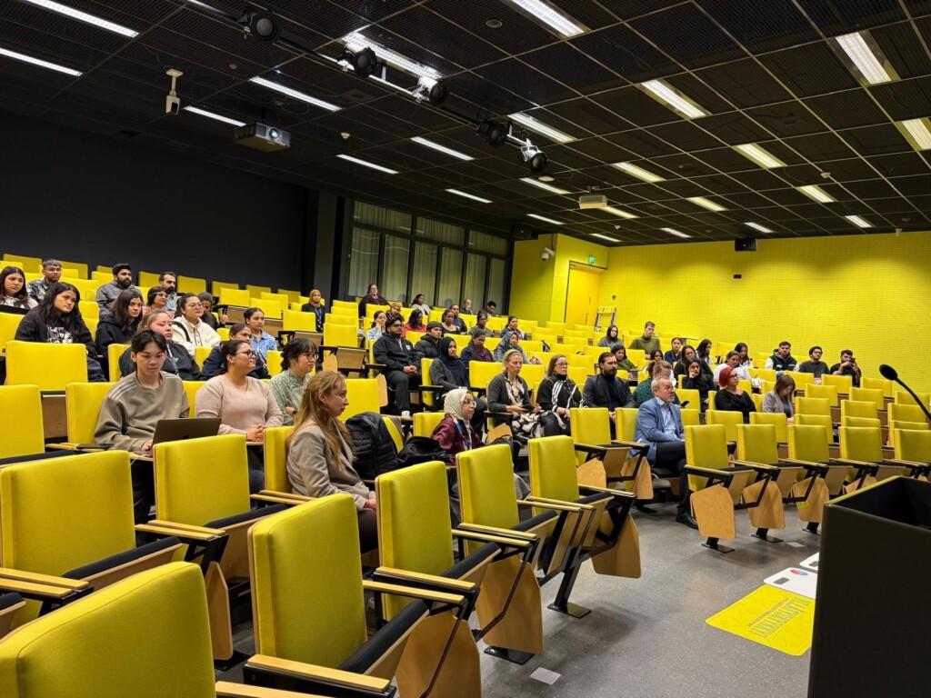Yleisöä auditoriossa.
