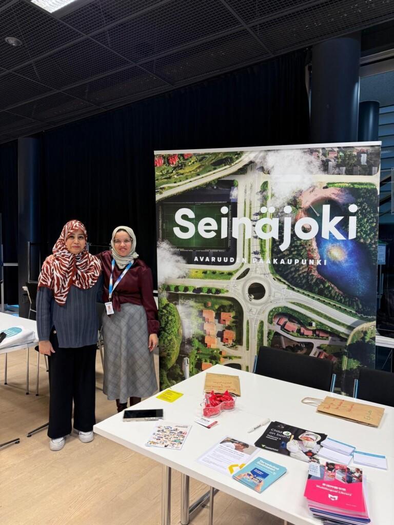 Kaksi henkilöä Seinäjoki-rollupin edessä.