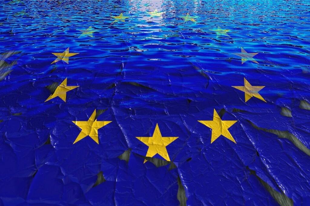 EU-lippu veteen heijastettuna.