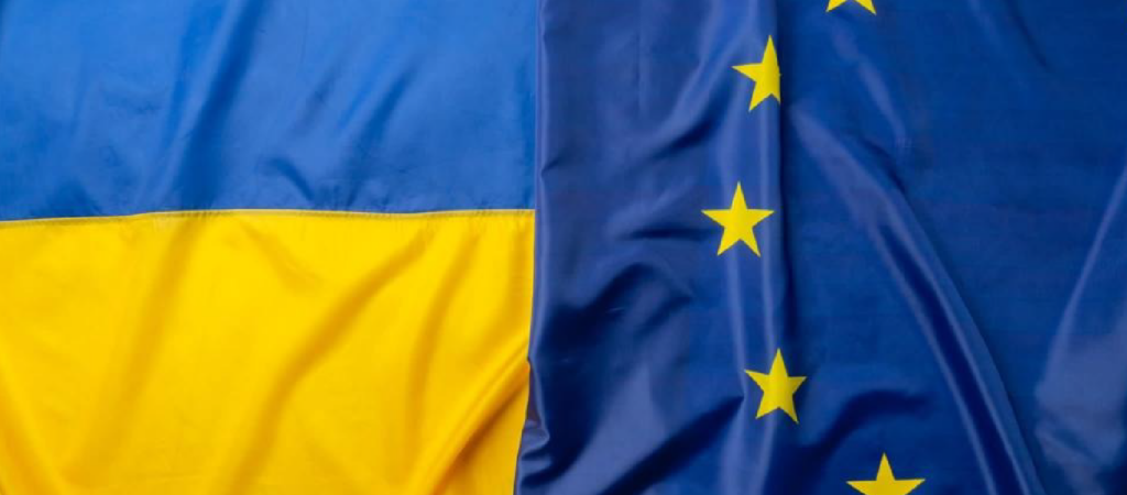 Ukrainan ja EU:n liput vierekkäin.