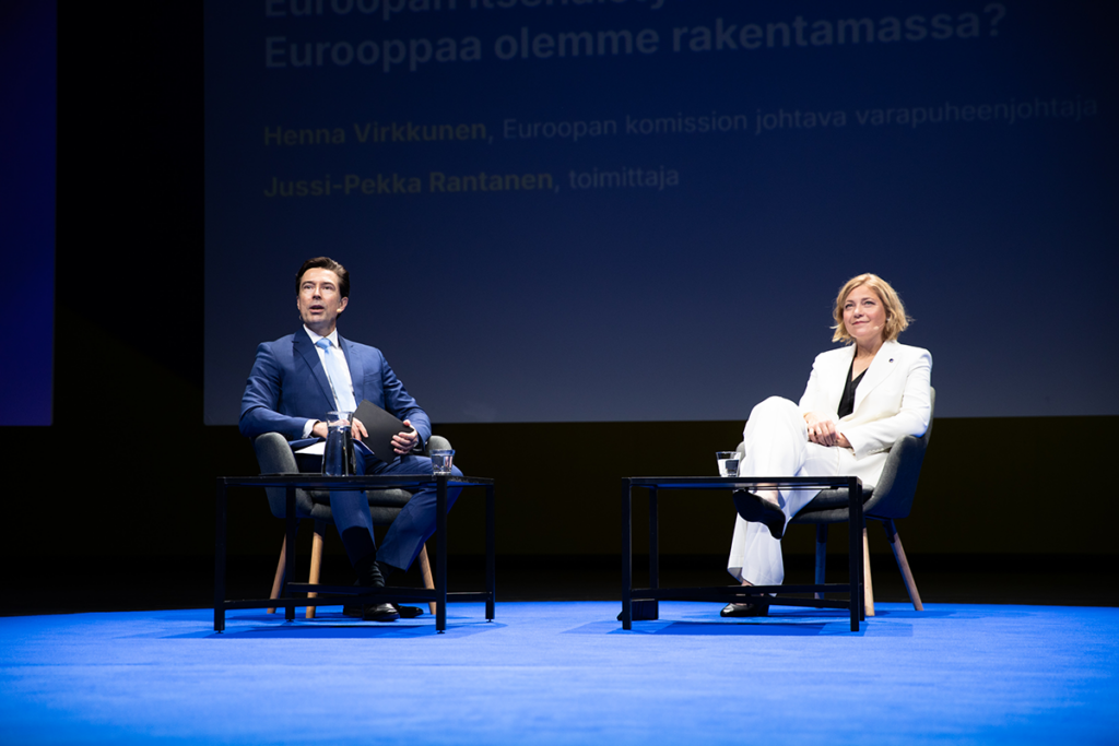 Henkilöitä keskustelemassa Turun Eurooppa-foorumissa.